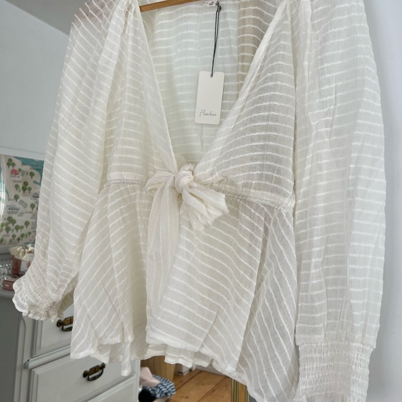 NWT VICI dolls sheer white flowy top with plunge neckline Size Medium - Picture 9 of 9